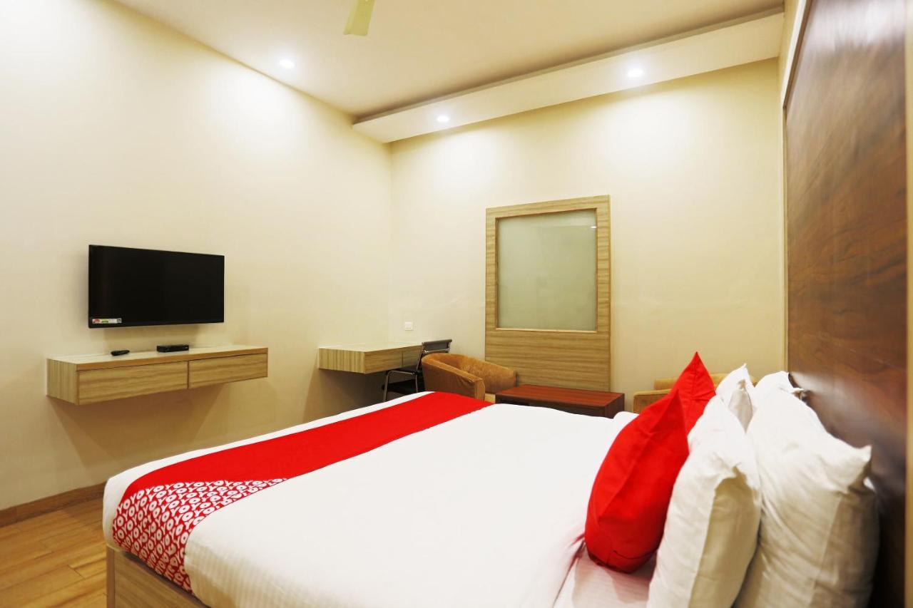 Capital O Green Palms Near Jhilmil Metro Station Hotel New Delhi Exterior foto